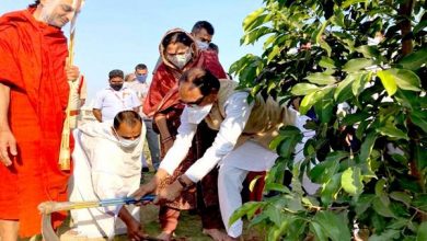 Photo of सीएम शिवराज सिंह चौहान ने चिन्ना जियर स्वामी आश्रम में रोपा पौधा
