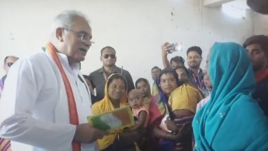 Photo of भेंट-मुलाकात अभियान – मुख्यमंत्री ने अपने हाथों से तौलकर हितग्राहियों को दिया राशन