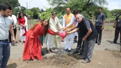 Photo of मुख्यमंत्री चौहान ने पीपल, नीम और हरसिंगार के पौधे लगाए