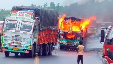 Photo of गणपति घाट पर चलते ट्रक में लगी भीषण आग