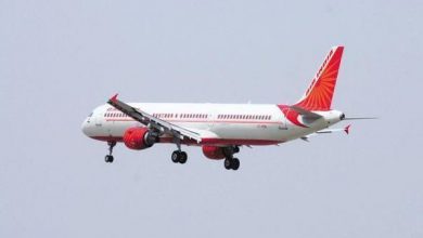 दिल्ली और शिमला के बीच 6 सितंबर से फिर शुरू होगी हवाई सेवा शिमला, । मुख्य सचिव आर.डी. धीमान की अध्यक्षता में यहां दिल्ली-शिमला-दिल्ली मार्ग पर फिर से हवाई उड़ानों का संचालन शुरू करने के लिए एलायंस एयर अथॉरिटी के साथ वर्चुअल माध्यम से बैठक आयोजित की गई। बैठक में राज्य में उड़ानों का संचालन शुरू करने के दृष्टिगत महत्वपूर्ण निर्णय लिए गए।मुख्य सचिव ने कहा कि लगभग अढ़ाई साल के लंबे अन्तराल के बाद 6 सितंबर, 2022 से दिल्ली से शिमला के लिए उड़ानें दोबारा शुरू करने के लिए एलायंस एयर के फिक्स्ड विंग एयर क्राफ्ट एटीआर-42 (600) का उपयोग किया जाएगा और शिमला को राज्य के प्रमुख पर्यटन स्थलों कुल्लू और धर्मशाला से भी जोड़ा जाएगा। उन्होंने कहा कि दिल्ली-शिमला-दिल्ली रूट पर सप्ताह में सात दिन और शिमला-कुल्लू-शिमला के बीच सप्ताह में चार बार और धर्मशाला-शिमला के बीच सप्ताह में तीन बार यह उड़ानें संचालित की जाएंगी। मुख्य सचिव ने कहा कि प्रदेश सरकार शिमला-धर्मशाला और शिमला-कुल्लू रूट पर 50 प्रतिशत सीटों को उचित रूप से अंडरराइट करेगी, जिसके लिए सैद्धांतिक तौर पर मंजूरी प्रदान की जा चुकी है। पर्यटन विभाग इस संबंध में वित्त विभाग के साथ व्यापक चर्चा के बाद इसकी प्रक्रिया को अन्तिम रूप देगा। मुख्य सचिव ने कहा कि उड़ानों का संचालन शुरू करने के लिए प्रदेश सरकार ने सैद्धांतिक मंजूरी दे दी है और इस संबंध में पर्यटन विभाग और एलायंस एयर के बीच जल्द ही समझौता ज्ञापन पर हस्ताक्षर किए जाएंगे। एलायंस एयर के मुख्य कार्यकारी अधिकारी विनीत सूद ने उड़ानों के संबंध में प्रेजेंटेशन के माध्यम से विस्तृत ब्यौरा प्रस्तुत किया। उन्होंने बताया कि एलायंस एयर ने एक नया एटीआर-42 (600) जहाज खरीदा है, जिसका प्रयोग इन उड़ानों के लिए किया जाएगा।