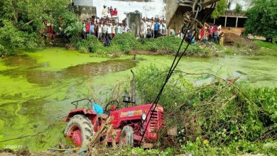 Photo of लखनऊ के इटौंजा में भीषण हादसा, ट्रक की टक्कर से ट्रैक्टर ट्राली तालाब में पलटी; 10 की मौत, 35 घायल