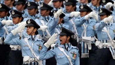 IAF चीफ का ऐलान, अगले साल से Air Force में होगी महिला अग्निवीरों की भर्ती नई दिल्ली: देशभर में आज वायुसेना दिवस मनाया जा रहा है। इस मौके पर 2 बड़े ऐलान किए गए हैं। इसमें पहला ऐलान ये है कि भारतीय वायुसेना में एक नया ‘वेपन सिस्टम ब्रांच’ को बनाया जाएगा। इसके अलावा, दूसरा ऐलान ये किया गया है कि अगले साल से महिला अग्निवीरों को Indian Air Force में शामिल किया जाएगा। Air Force Day के मौके पर शनिवार को भारतीय वायुसेना प्रमुख एयर चीफ मार्शल विवेक राम चौधरी ने ये दोनों ऐलान किया है। चंडीगढ़ में वायुसेना दिवस के मौके पर फुल डे रिहर्सल किया जा रहा है। भारतीय वायुसेना प्रमुख एयर चीफ मार्शल विवेक राम चौधरी ने ऐलान किया कि सरकार ने IAF अधिकारियों के लिए ‘वेपन सिस्टम ब्रांच’ को बनाने की मंजूरी दी है। भारत की आजादी के बाद ये पहला मौका है, जब एक नई ऑपरेशनल ब्रांच को बनाया जाएगा। वायुसेना प्रमुख द्वारा ये ऐलान Air Force Day के मौके पर किया गया। एयर चीफ मार्शल ने कहा कि ये ब्रांच अनिवार्य रूप से एयरफोर्स के सभी तरह के लेटेस्ट वेपन सिस्टम को हैंडल करेगा। इससे 3400 करोड़ रुपये बचाए जाएंगे। उन्होंने कहा कि वायुसेना अगले साल महिला अग्निवीरों को शामिल करने की योजना बना रही है।
