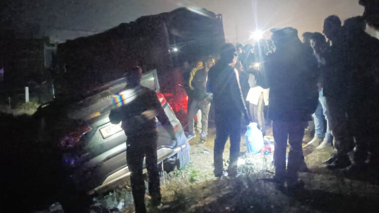 Photo of लखीमपुर खीरी में भीषण हादसा, सड़क दुर्घटना को देखने जमा हुई भीड़ पर चढ़ा दिया ट्रक, पांच की मौके पर मौत, 15 घायल