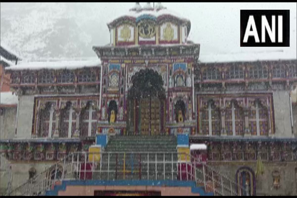 Photo of उत्तराखंड : बद्रीनाथ धाम में हुई ताजा बर्फबारी, 27 अप्रैल से खुलेंगे बद्रीनाथ के कपाट