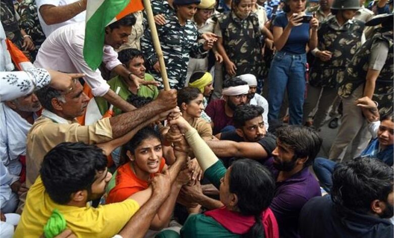 Photo of Wrestlers protest: दिल्ली पुलिस का एक्शन, बजरंग-साक्षी और विनेश के खिलाफ FIR, पहलवानों पर लगीं ये धाराएं