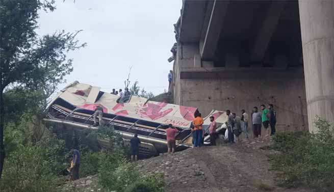 Photo of अमृतसर से कटरा जा रही बस खाई में गिरी, 10 लोगों की मौत, करीब 55 यात्री घायल