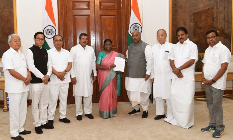 Photo of खड़गे के नेतृत्व में कांग्रेस प्रतिनिधिमंडल ने राष्ट्रपति से की मणिपुर में हस्तक्षेप की मांग