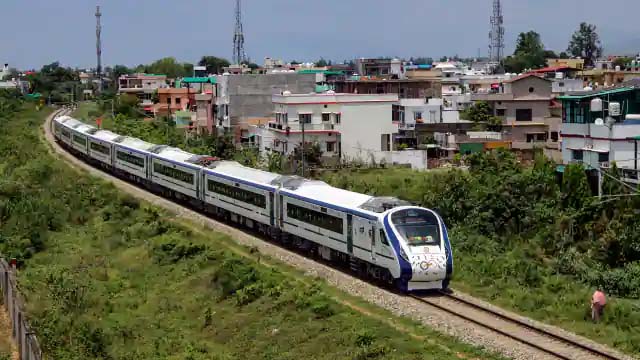Photo of 28 राज्यों में जून से दौड़ने लगेंगी वंदे भारत एक्सप्रेस, रेलवे ने जारी किया 400 ट्रेनों का टेंडर
