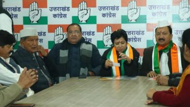 देहरादून में कांग्रेस के वरिष्ठ नेताओं के साथ बैठक करती हुई प्रदेश प्रभारी कुमारी शैलजा