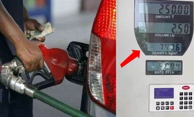 पेट्रोल पंप में वाहन में लगाया गया मशीन का नोजल