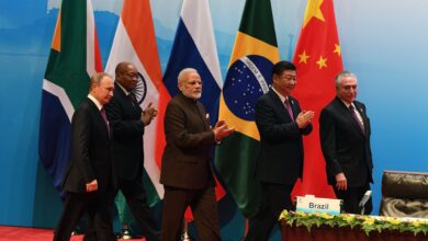ब्रिक्स की बैठक में हिस्सा लेते हुए रूसी राष्ट्रपति पुतिन, भारतीय पीएम नरेंद्र् मोदी व चीनी राष्ट्रपति शी-जिनपिंग। साथ में साउथ अफ्रीका व ब्राजील के राष्ट्राध्यक्ष