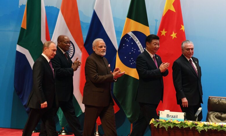 ब्रिक्स की बैठक में हिस्सा लेते हुए रूसी राष्ट्रपति पुतिन, भारतीय पीएम नरेंद्र् मोदी व चीनी राष्ट्रपति शी-जिनपिंग। साथ में साउथ अफ्रीका व ब्राजील के राष्ट्राध्यक्ष