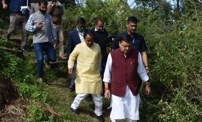 आपदा का निरीक्षण करते हुए सीएम पुष्कर सिंह धामी
