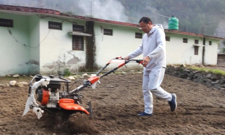 खेती करते हुए उत्तराखंड के सीएम पुष्कर सिंह धामी