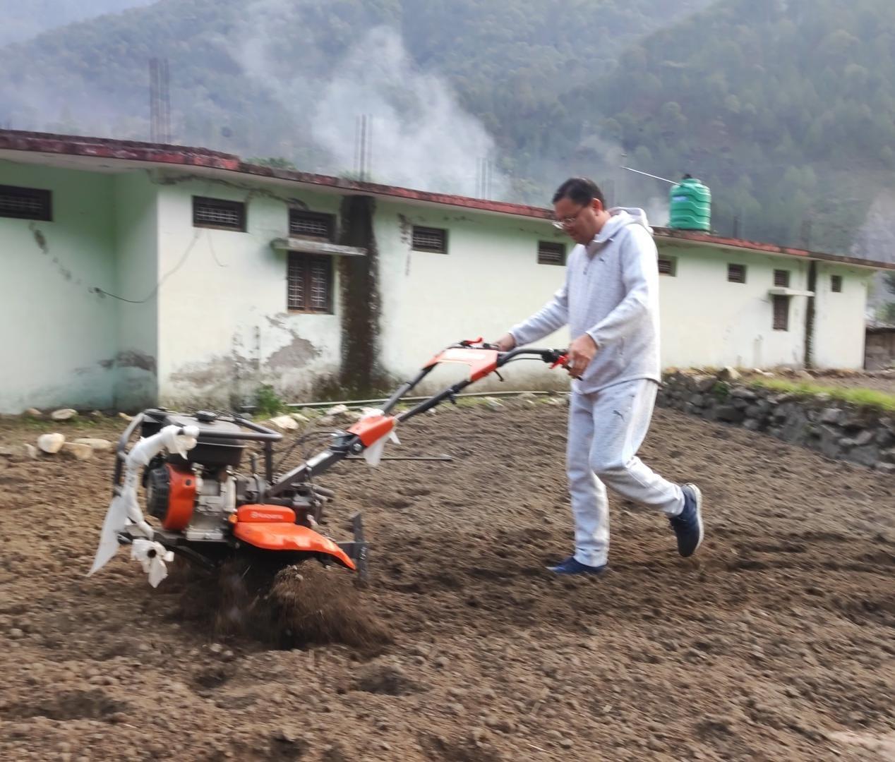 खेती करते हुए उत्तराखंड के सीएम पुष्कर सिंह धामी