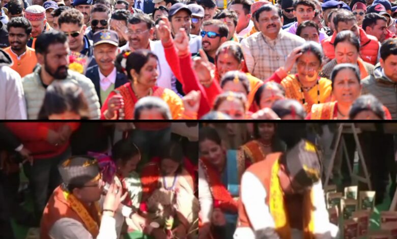 पिथौरागढ में रोड-शो में उमड़े जनसैलाब का अभिवादन करते हुए सीएम पुष्कर सिंह धामी