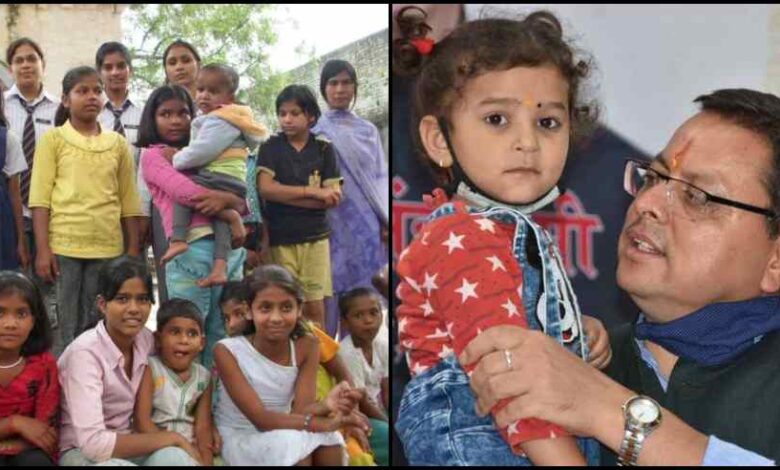 बच्चों को प्यार करते हुए सीएम पुष्कर सिंह धामी