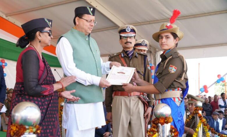होमगार्ड जवान को सम्मानित करते हुए सीएम पुष्कर सिंह धामी