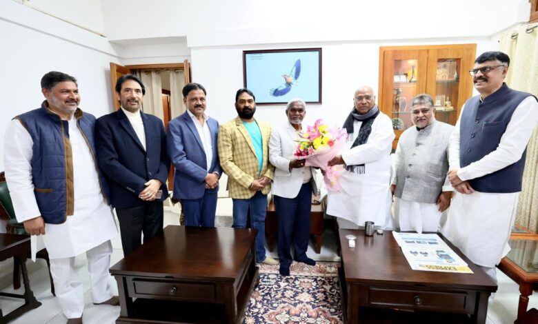 कांग्रेस अध्यक्ष मल्लिकार्जुन खरगे से मुलाकात करते हुए झारखंड के सीएम चंपाई सोरेन व विधायक