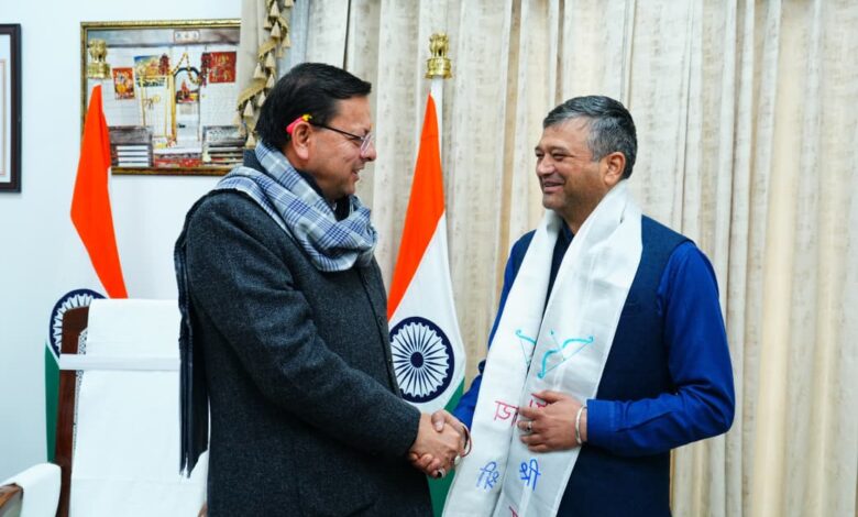 देहरादून विकास, पुष्कर सिंह धामी, देहरादून मेयर सौरभ थपलियाल, देहरादून नगर निगम, Uttarakhand CM Dhami news, Dehradun Mayor meets CM, Dehradun development plans, urban infrastructure Dehradun, Dehradun traffic and cleanliness, उत्तराखंड समाचार