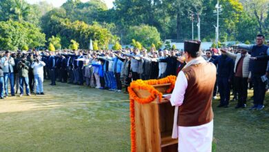 पुष्कर सिंह धामी, उत्तराखंड गणतंत्र दिवस, मुख्यमंत्री आवास ध्वजारोहण, संविधान की शपथ, नरेंद्र मोदी नेतृत्व, उत्तराखंड सरकार, Republic Day Uttarakhand, CM Pushkar Singh Dhami, Flag Hoisting Dehradun, Constitution Pledge India