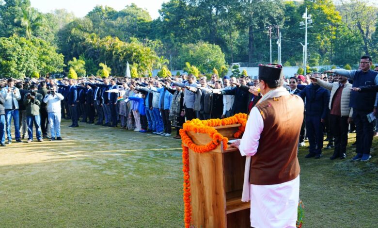 पुष्कर सिंह धामी, उत्तराखंड गणतंत्र दिवस, मुख्यमंत्री आवास ध्वजारोहण, संविधान की शपथ, नरेंद्र मोदी नेतृत्व, उत्तराखंड सरकार, Republic Day Uttarakhand, CM Pushkar Singh Dhami, Flag Hoisting Dehradun, Constitution Pledge India