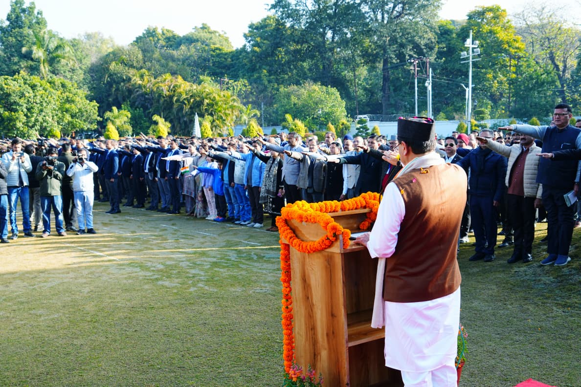 पुष्कर सिंह धामी, उत्तराखंड गणतंत्र दिवस, मुख्यमंत्री आवास ध्वजारोहण, संविधान की शपथ, नरेंद्र मोदी नेतृत्व, उत्तराखंड सरकार, Republic Day Uttarakhand, CM Pushkar Singh Dhami, Flag Hoisting Dehradun, Constitution Pledge India