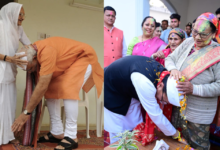 CM Dhami with Mother, Dhami Bishana Devi Photo, Holi Celebration Uttarakhand CM, Indian Political Leaders and Mother, Mother Blessings Politics, Narendra Modi Family, Narendra Modi Mother Heeraben, PM Modi Emotional Photo, SEO Keywords: Pushkar Singh Dhami Holi Photo, Uttarakhand CM News, पुष्कर सिंह धामी मां के साथ, मोदी हीराबेन तस्वीर, राजनीति और मातृआशीर्वाद