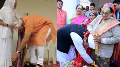 CM Dhami with Mother, Dhami Bishana Devi Photo, Holi Celebration Uttarakhand CM, Indian Political Leaders and Mother, Mother Blessings Politics, Narendra Modi Family, Narendra Modi Mother Heeraben, PM Modi Emotional Photo, SEO Keywords: Pushkar Singh Dhami Holi Photo, Uttarakhand CM News, पुष्कर सिंह धामी मां के साथ, मोदी हीराबेन तस्वीर, राजनीति और मातृआशीर्वाद