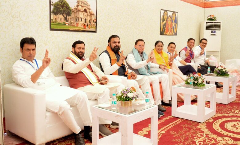 Pushkar Singh Dhami, Team Modi, Uttarakhand CM, BJP Meeting Bengal, New India Vision, PM Modi Leadership, Uniform Civil Code Uttarakhand, Anti Copying Law Uttarakhand, BJP Politics, Developed India Mission, पुष्कर सिंह धामी, टीम मोदी, उत्तराखंड मुख्यमंत्री, भाजपा बैठक, नया भारत, समान नागरिक संहिता, नकल विरोधी कानून, विकसित भारत, पीएम मोदी नेतृत्व, उत्तराखंड राजनीति, Political News Hindi